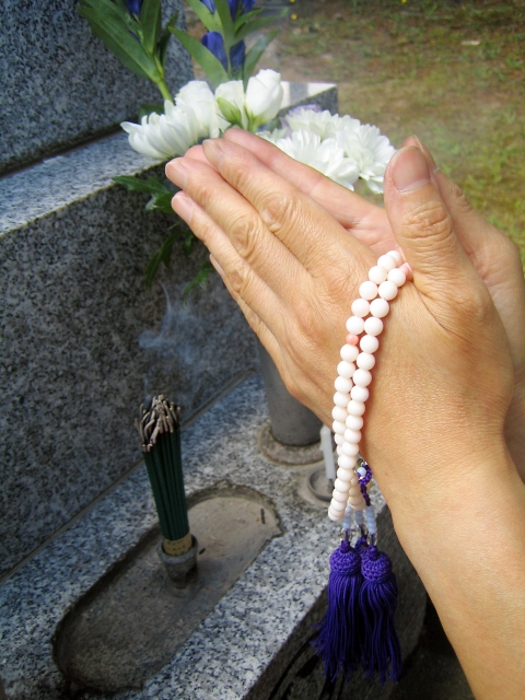お墓参り後に線香は消して帰る そのまま 消し方のマナーは